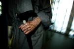 Ældre, der bor på plejehjem, får meget oftere antipsykotisk medicin end ældre, der bor i eget hjem. Nu vil Sundhedsstyrelsen finde ud af, om lægerne for ukritisk skriver den stærke medicin ud. 