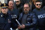 Amerikansk politi arresterede i dag 54 mennesker, som man mener tilhører mafiaen. Italiensk politi rykkede ud samtidig. Her bliver en mand, der er blevet identificeret som Vincenzo Licciardi, ført væk af politiet i Napoli. Han skulle angiveligt være blandt landets 30 mest eftersøgte mafiamedlemmer. 
