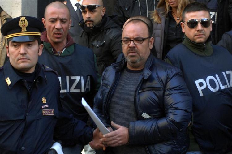Amerikansk politi arresterede i dag 54 mennesker, som man mener tilhører mafiaen. Italiensk politi rykkede ud samtidig. Her bliver en mand, der er blevet identificeret som Vincenzo Licciardi, ført væk af politiet i Napoli. Han skulle angiveligt være blandt landets 30 mest eftersøgte mafiamedlemmer. 