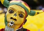 En ghanesisk tilskuer har malet sig i nationens farver. Det hjalp ikke. Cameroun sendte hjemmeholdet ud af African Nations Cup. 