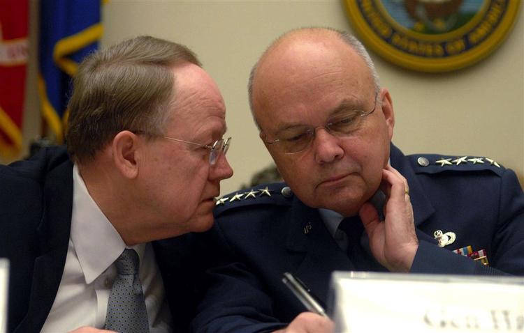 CIA-chef Michael Hayden (til højre). 