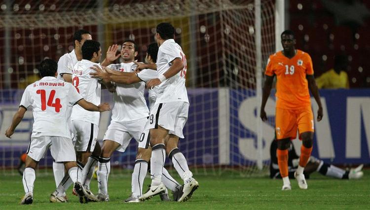 Egypten fejrer Ahmed Fathis mål til 1-0. 