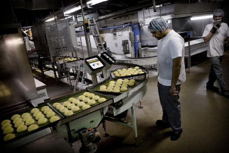På Schulstad Lantmännen A/S i Hvidovre fortsætter produktionen, efter at Konkurrencestyrelsen var på besøg tirsdag. 