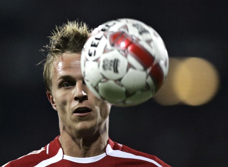 Jesper Grønkjær har øje på bolden i kampen mod Spanien. Danmark tabte 3-1. En nyudviklet bold skal fremover kunne fortælle dommeren, om bolden har været over stregen. 