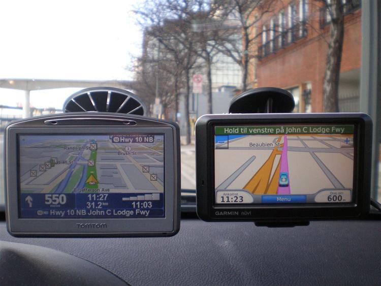 To GPS-apparater på arbejde i USA: Til venstre TomTom Go 920 og til højre Garmin Nüvi 770. 