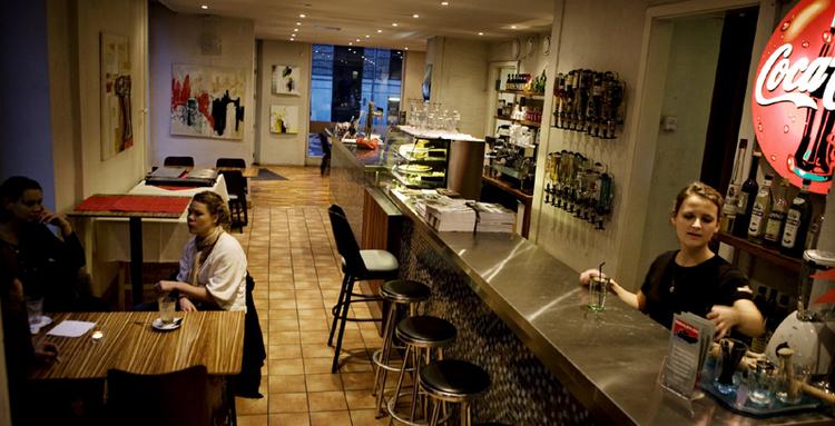 En gang herskede en gruppe bz'ere i lokalet i Rantzausgade, men i dag ligger caféen G-feld så lys og ordentlig, at man sagtens kan invitere svigermor med indenfor. 