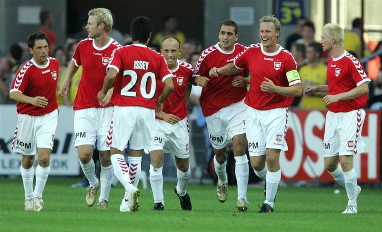 Vejles spillere jubler over en scoring mod Brøndby i en superligakamp, da Vejle var i den bedste række i 2006. 