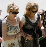 Michelle Williams klynger sig til sin tidligere forlovedes storesøster til mindehøjtideligheden for den afdøde skuespiller Heath Ledger 