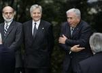 Der er ikke mange gode nyheder at varme sig ved på G7-mødet i Tokyo. Her er det leder i Den Internationale Valutafond Dominique Strauss-Kahn, som slår kuskeslag, mens lederne af USA's og Den europæiske Centralbank, Ben Bernanke (tv.) og Jean-Claude Trichet ser til. 