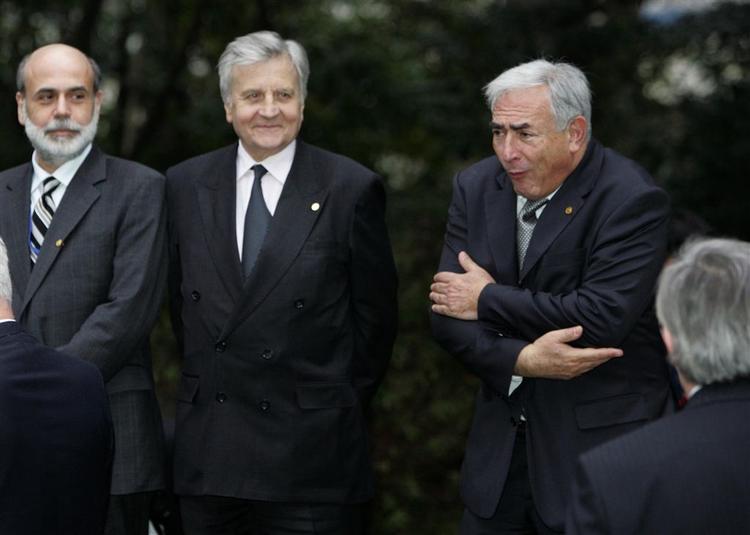 Der er ikke mange gode nyheder at varme sig ved på G7-mødet i Tokyo. Her er det leder i Den Internationale Valutafond Dominique Strauss-Kahn, som slår kuskeslag, mens lederne af USA's og Den europæiske Centralbank, Ben Bernanke (tv.) og Jean-Claude Trichet ser til. 