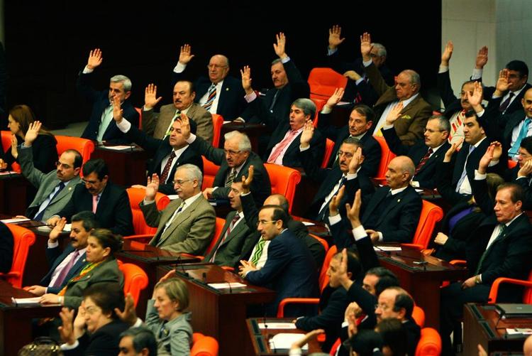 Flertal i Tyrkiets parlament for ophævelse af tørklædeforbuddet på universiteter 