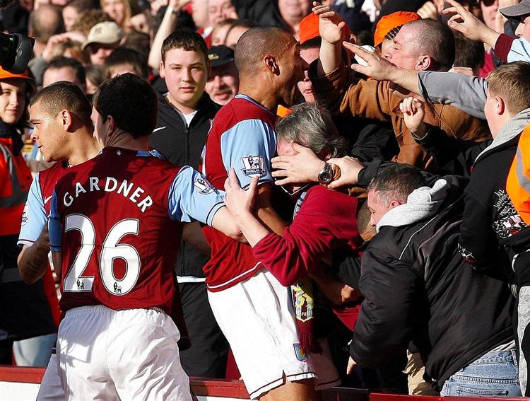 Det kostede John Carew en advarsel, at han delte jublen over sit første mål med tilskuerne på Villa Park. 