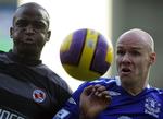 Andrew Johnson (th.) holdt Everton på fjredepladsen ved at være med til at besejre Reading og Ibrahima Sonko med 1-0. 