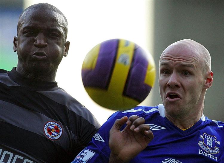 Andrew Johnson (th.) holdt Everton på fjredepladsen ved at være med til at besejre Reading og Ibrahima Sonko med 1-0. 