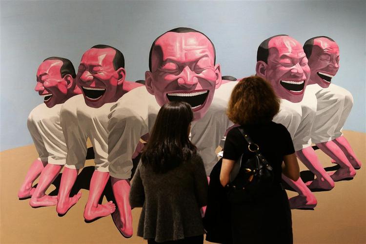 Det kan være farligt, hvis man smiler for meget, som ansatte i butikkerne ofte får at vide, de skal. Det siger japanske forskere, som advarer om, at smilet til sidst kan sætte sig fast. 