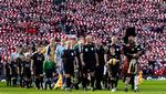 Lige før kick off holdt 76.000 tilskuere på Old Trafford tørklæderne i vejret for at mindes det tragiske flystyrt for 50 år siden. 