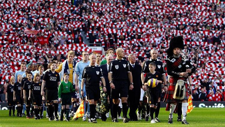 Lige før kick off holdt 76.000 tilskuere på Old Trafford tørklæderne i vejret for at mindes det tragiske flystyrt for 50 år siden. 