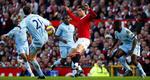 Uniteds Ronaldo kæmper forgæves mod Citys forsvar. 