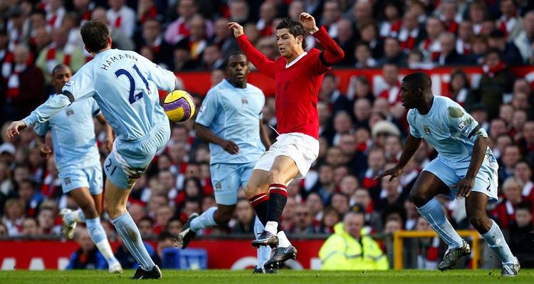 Uniteds Ronaldo kæmper forgæves mod Citys forsvar. 
