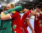 GOG Svendborgs Kasper Jørgensen (midten tv.) omfavner matchwinner Peter Henriksen (yderst tv.), mens Peter Svensson og Lasse Svan Hansen jubler i baggrunden efter sejren på 35-33 over FC Barcelona i Champions League i Odense. 