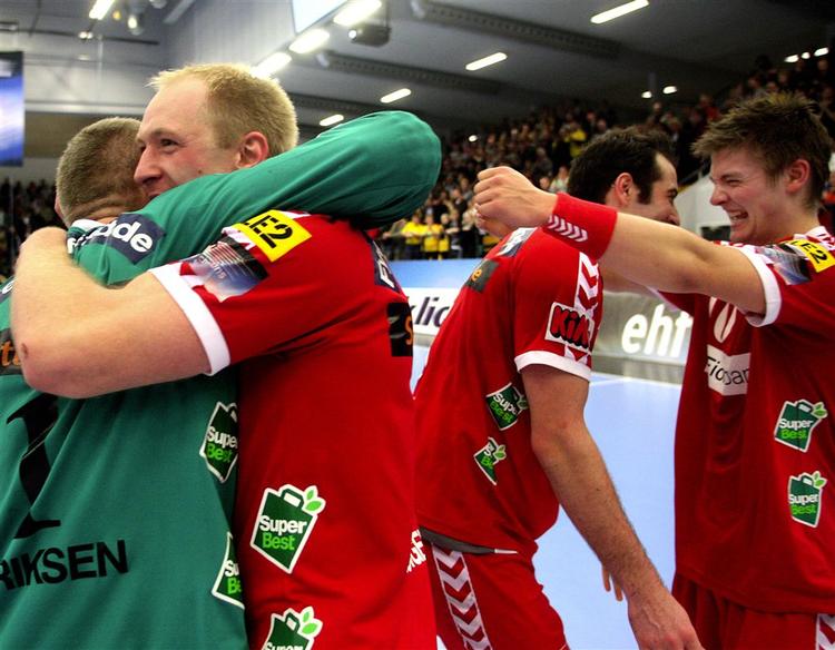 GOG Svendborgs Kasper Jørgensen (midten tv.) omfavner matchwinner Peter Henriksen (yderst tv.), mens Peter Svensson og Lasse Svan Hansen jubler i baggrunden efter sejren på 35-33 over FC Barcelona i Champions League i Odense. 