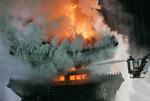 Sydkoreas ældste og mest betydningsfulde nationalklenodie, Sungnyemun Gate,  stod i flammer og brændte ned til grunden. 
