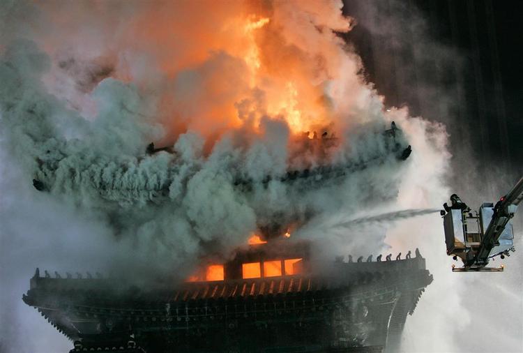 Sydkoreas ældste og mest betydningsfulde nationalklenodie, Sungnyemun Gate,  stod i flammer og brændte ned til grunden. 
