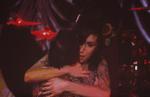 Via satellit kunne grammypublikummet se Amy Winehouse omfavne sin mor i London, da hun vandt en af sine fem grammyer. 