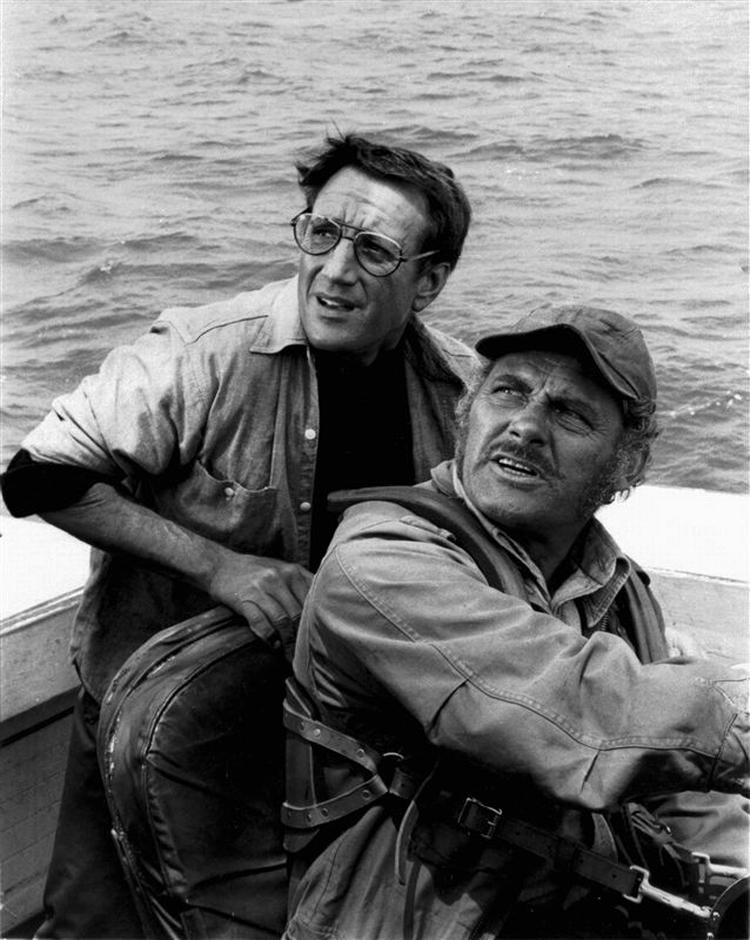 Roy Scheider (tv) blev for alvor kendt for filmen Dødens Gab. Billedet her er taget under optagelserne. 