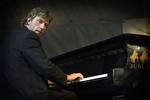 Pianisten Carsten Dahl kæmper, sammen med bassisten Jesper Bodilsen, bravt for at dække over trommerne på albummet 'Tribute to Night Train' med trioen bestående af Carsten Dahl, Jesper Bodilsen og Ed Thigpen. 