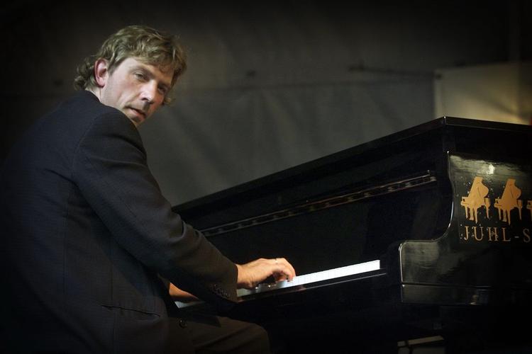 Pianisten Carsten Dahl kæmper, sammen med bassisten Jesper Bodilsen, bravt for at dække over trommerne på albummet 'Tribute to Night Train' med trioen bestående af Carsten Dahl, Jesper Bodilsen og Ed Thigpen. 