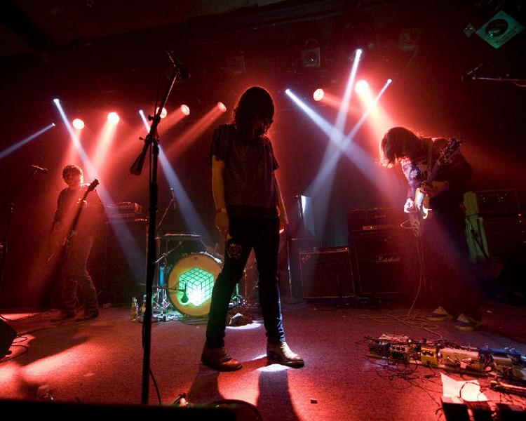 Et af de mest begavede og talentfulde bands i bølgen af retrospektiv rock er canadiske Black Mountain. Her er de live på The Independent Club i San Francisco i mandags. 