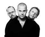 Pianisten Jakob Karlzon med sin trio bestående af ham selv, Hans Andersson og Rasmus Kihlberg. Til koncerten i Jazzhouse, var Kihlberg dog erstattet  af Jonas Holgersson. 