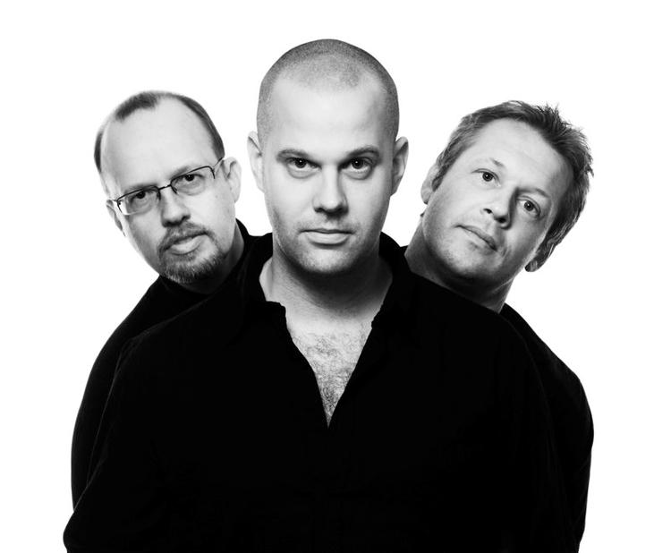 Pianisten Jakob Karlzon med sin trio bestående af ham selv, Hans Andersson og Rasmus Kihlberg. Til koncerten i Jazzhouse, var Kihlberg dog erstattet  af Jonas Holgersson. 