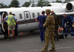 Australske tropper bevogter den sårede præsident for Østtimor, som flyves på hospitalet efter tre skud i maven og brystet. 