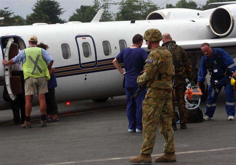 Australske tropper bevogter den sårede præsident for Østtimor, som flyves på hospitalet efter tre skud i maven og brystet. 
