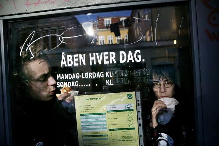 Du kan ikke regne med, at en glad smiley er garanti for ordentlige forhold. Denne pizzabar har dog ikke nogen problemer. 