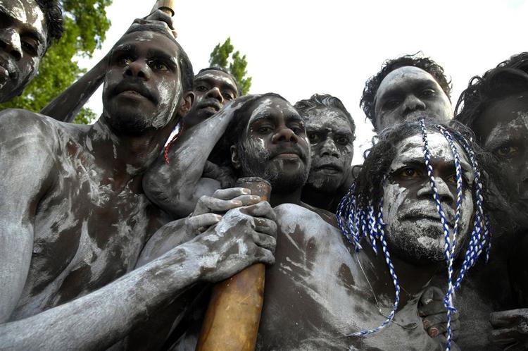 Aboriginere fra Galiwnku-øen har samlet sig foran parlamentet i Canberra for at følge behandlingen af undskyldningen. 