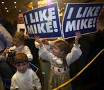 Der heppes på Mike Huckabee under et vælgermøde i Richmond, Virginia. 