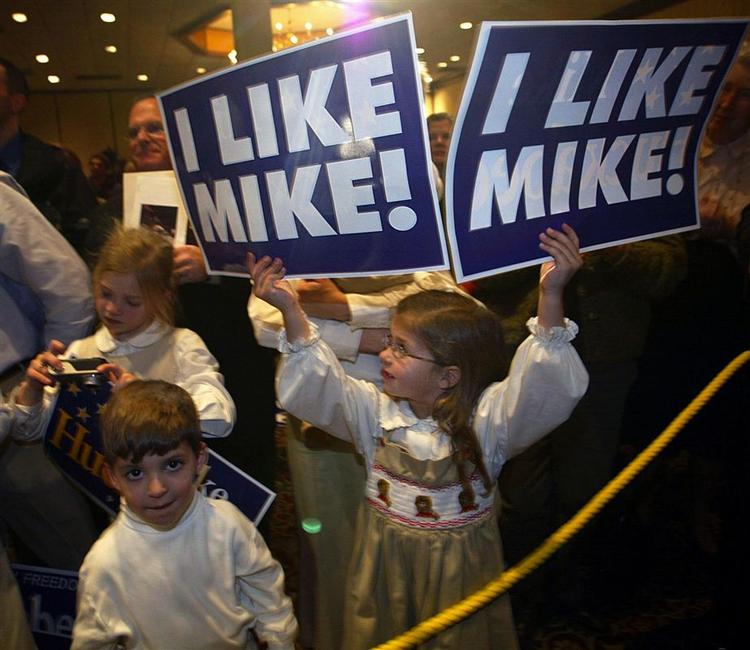 Der heppes på Mike Huckabee under et vælgermøde i Richmond, Virginia. 