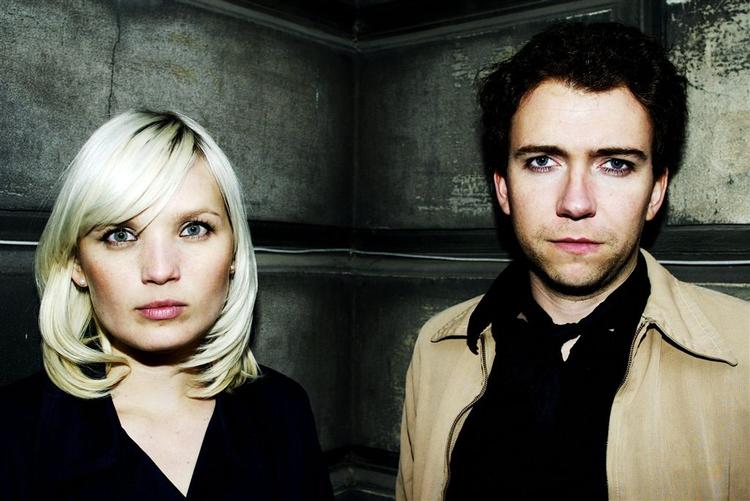 Raveonettes blander sig med de store på en cd til fordel for Amnesty. 