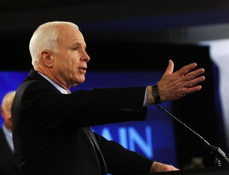 Det republikanske partis højrefløj giver ikke op uden kamp, de stemmer ufortrødent på baptistpræsten Mike Huckabee, selv om John McCain (på billedet) fører stort. 