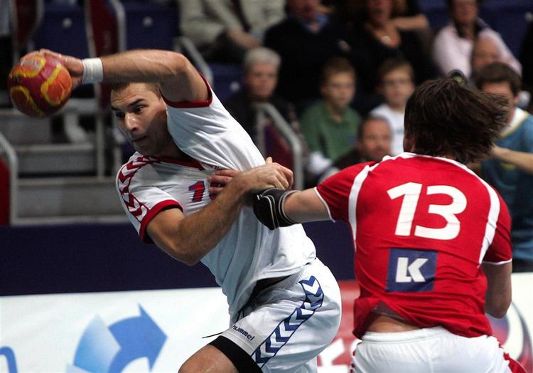 Vukasin Rajkovic i nærkontakt med Bo Spellerberg i en landskamp i 2006. 