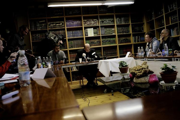 Kasem Ahmad forklarer sig i Islamisk Trossamfunds lokaler. 