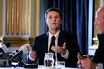 Da kronprins Frederik holdt pressemøde på Amalienborg om sit kandidatur til Den Internationale Olympiske Komité, IOC. Til højre DIFs kommunikationschef Morten Mølholm. 