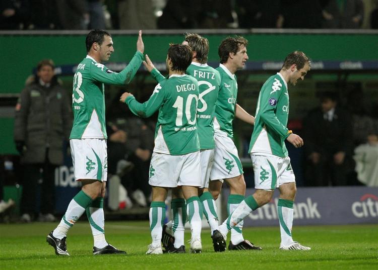 Daniel Jensen (yderst til højre) scorede til 2-0, da han satte indersiden på en flad aflevering. 
