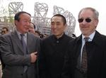 Steven Spielberg under et besøg i Kina, mens han stadig var involveret i planlægningen af det kommende OL i Beijing. 