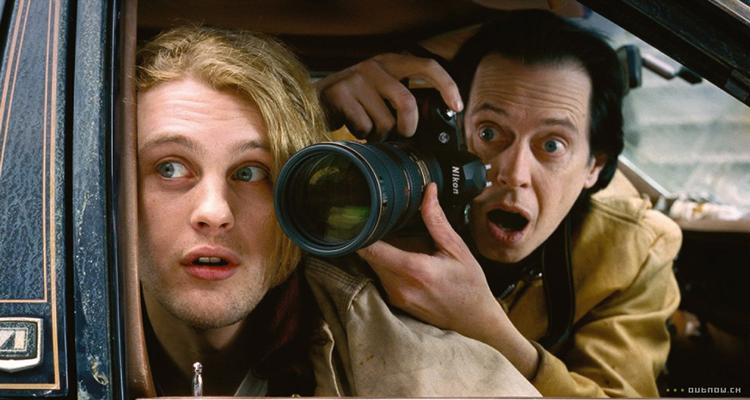 Steve Buscemi som den ynkelige paparazzifotograf Les, sammen med Michael Pitt, der spiller den hjemløse Toby. Billede fra filmen. 
