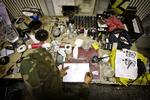 Graffitimaleren S i sit værksted. Han maler også for firmaer og  har udstillet i banker. Men 'den ægte' graffiti er for ham stadig den ulovlige. 