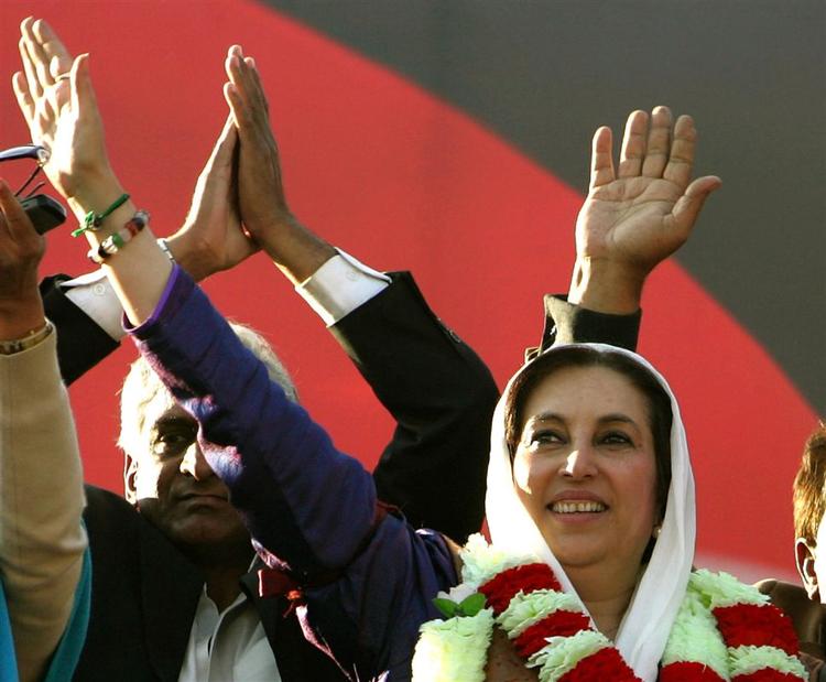 Oppositionsleder og tidligere premierminister i Pakistan Benazir Bhutto kort før attentatet mod hende 27. december 2007 i Rawalpindi. 